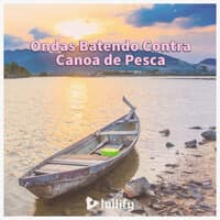 Ondas Batendo Contra Canoa de Pesca