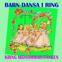 Barn dansa i ring kring midsommarstången